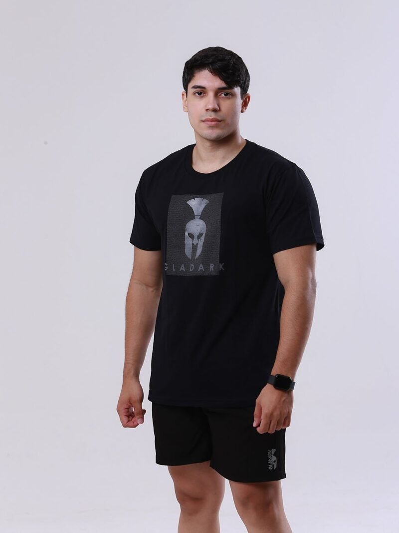 Camiseta masculina preta Gladark com estampa de capacete espartano em algodão premium