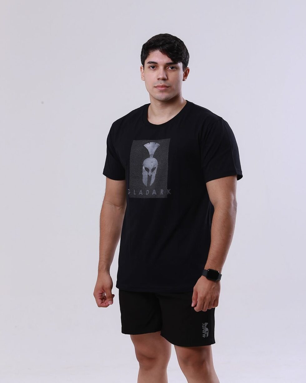 Camiseta masculina preta Gladark com estampa de capacete espartano em algodão premium