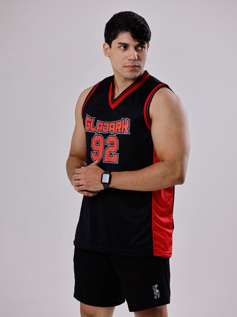 Vista lateral da Regata Esportiva Gladark 92 preta e vermelha