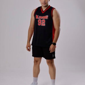 Regata Esportiva Gladark 92 – Preta e Vermelha – Masculina e Feminina Casal vestindo regata esportiva Gladark 92 preta e vermelha, ideal para treino e basquete.