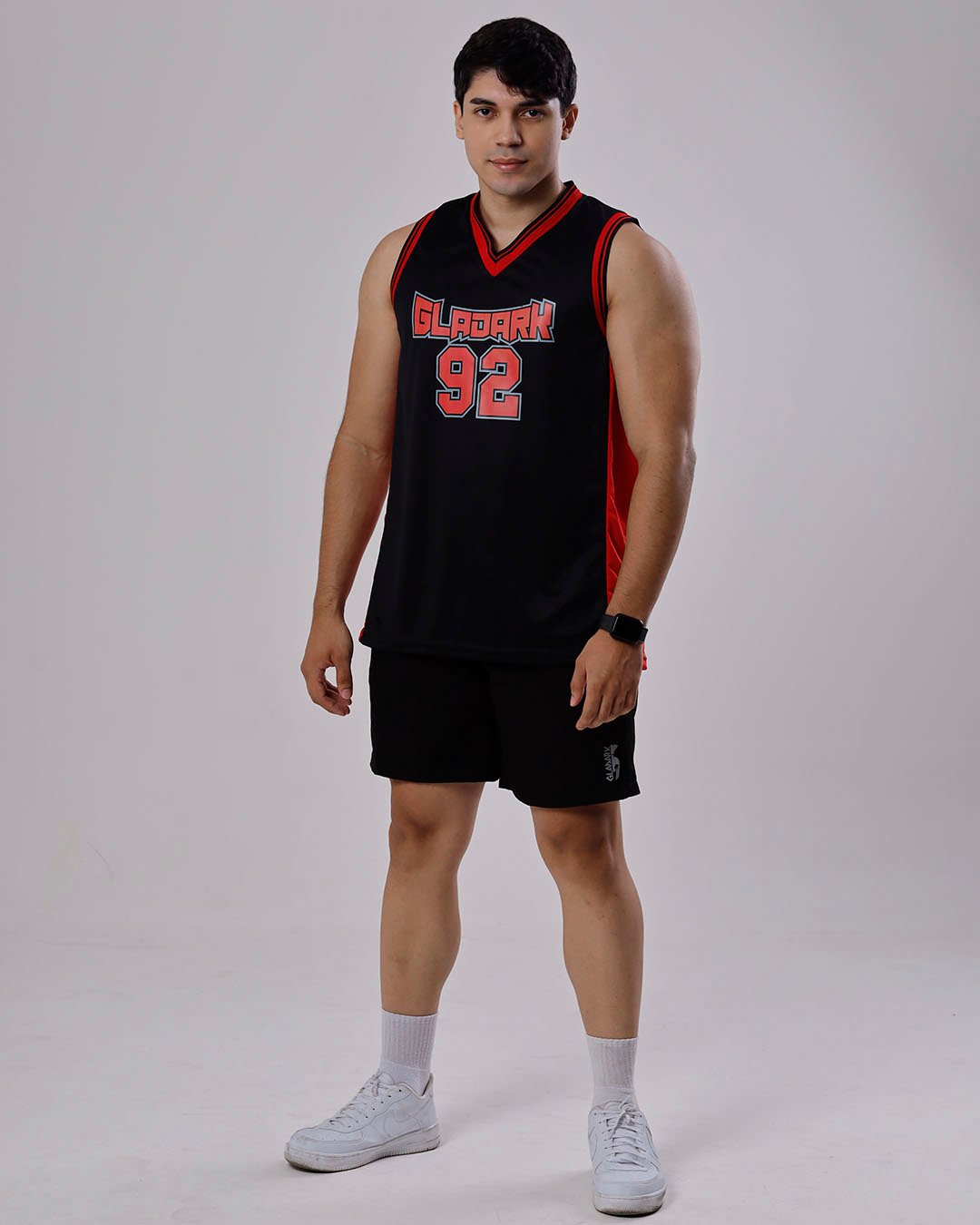 Regata Esportiva Gladark 92 – Preta e Vermelha – Masculina e Feminina Casal vestindo regata esportiva Gladark 92 preta e vermelha, ideal para treino e basquete.