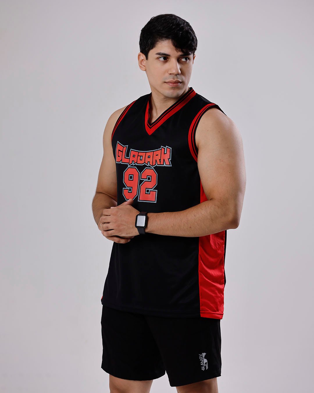 Vista lateral da Regata Esportiva Gladark 92 preta e vermelha