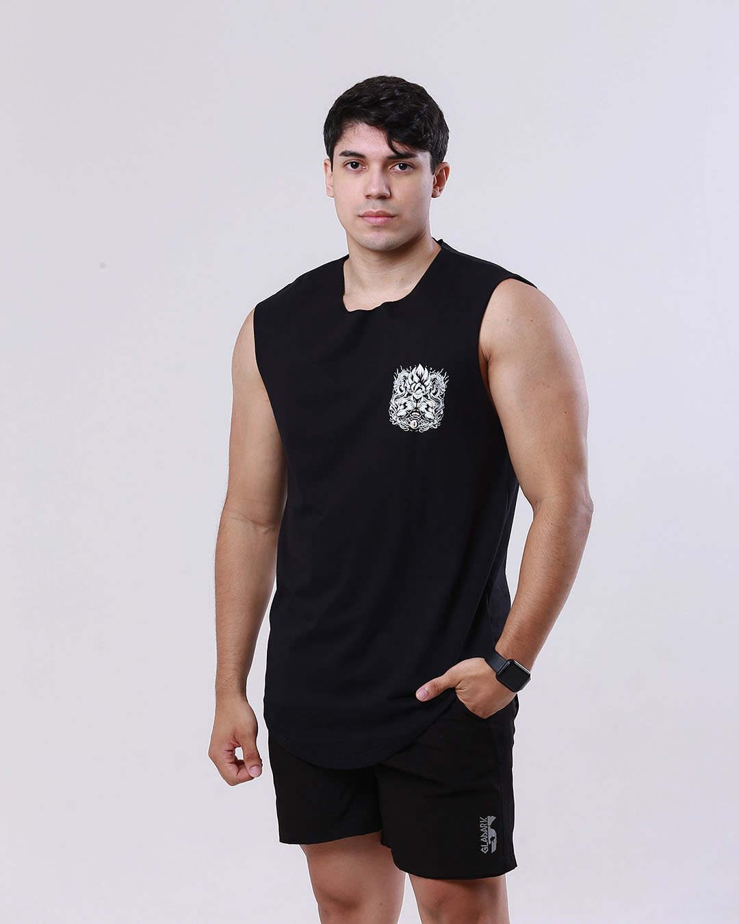 Vista frontal da regata masculina Gladark Dragon Ball com estampa exclusiva Vegeta Super Saiyajin.