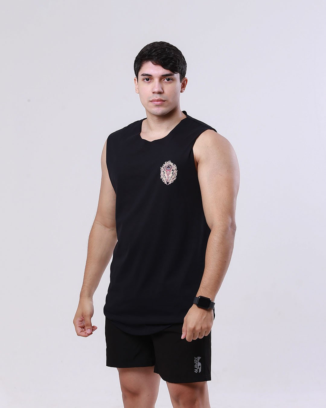 Vista frontal da regata Gladark Ace com corte cavado