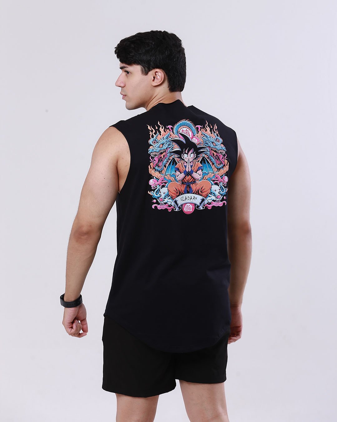 Regata Gladark Goku Dragon Ball - Modelo Alongado Regata masculina preta Gladark com estampa Goku Dragon Ball - Modelo alongado e confortável