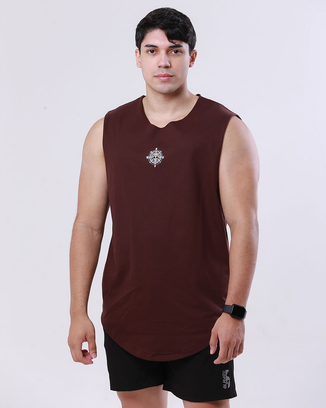 Vista frontal da regata One Piece com estampa centralizada no peito