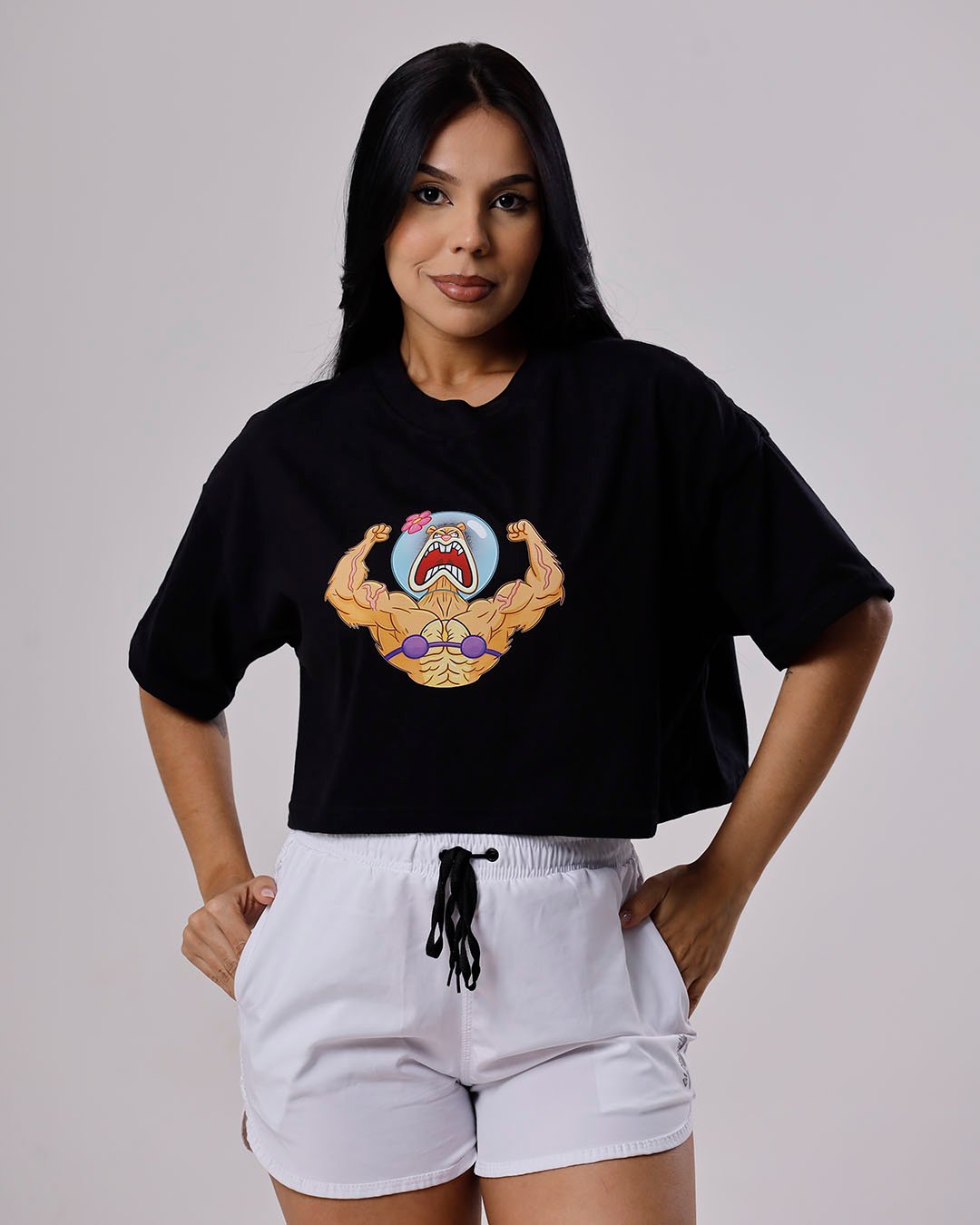 Camiseta cropped preta com estampa de tubarão musculoso – estilo divertido e confortável