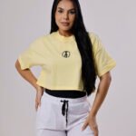 Camiseta cropped feminina Gladark amarela, modelagem oversized, algodão premium.